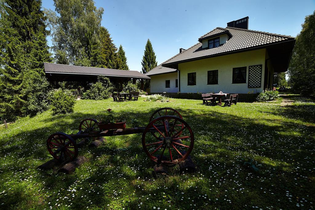 Stylowy Zajazd Pod Czarnym Kogutem Czarna  Bagian luar foto