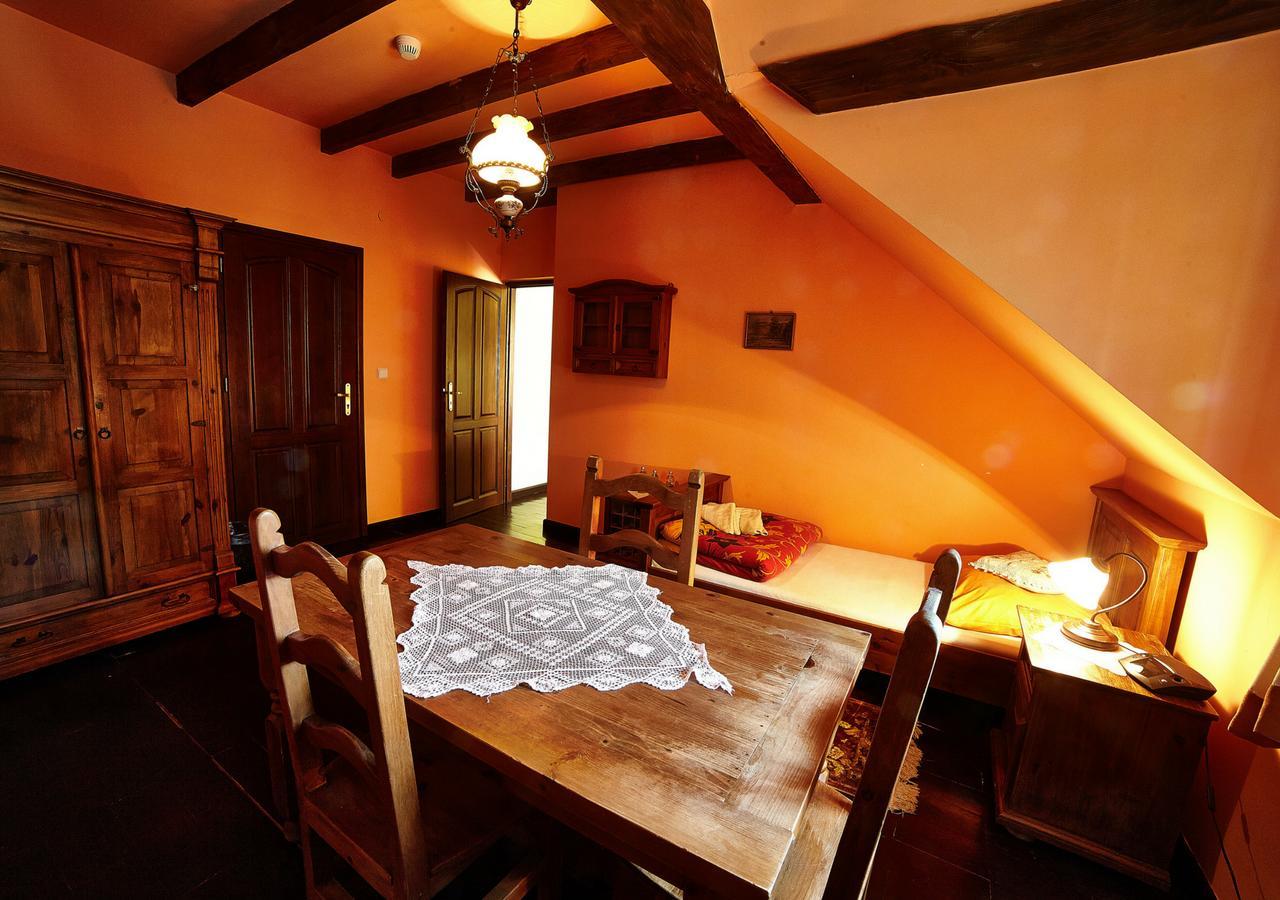 Stylowy Zajazd Pod Czarnym Kogutem Czarna  Bagian luar foto