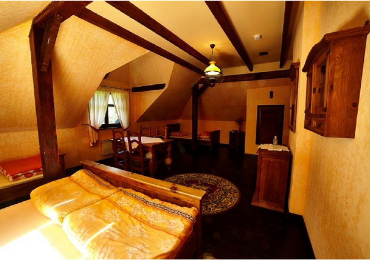 Stylowy Zajazd Pod Czarnym Kogutem Czarna  Bagian luar foto